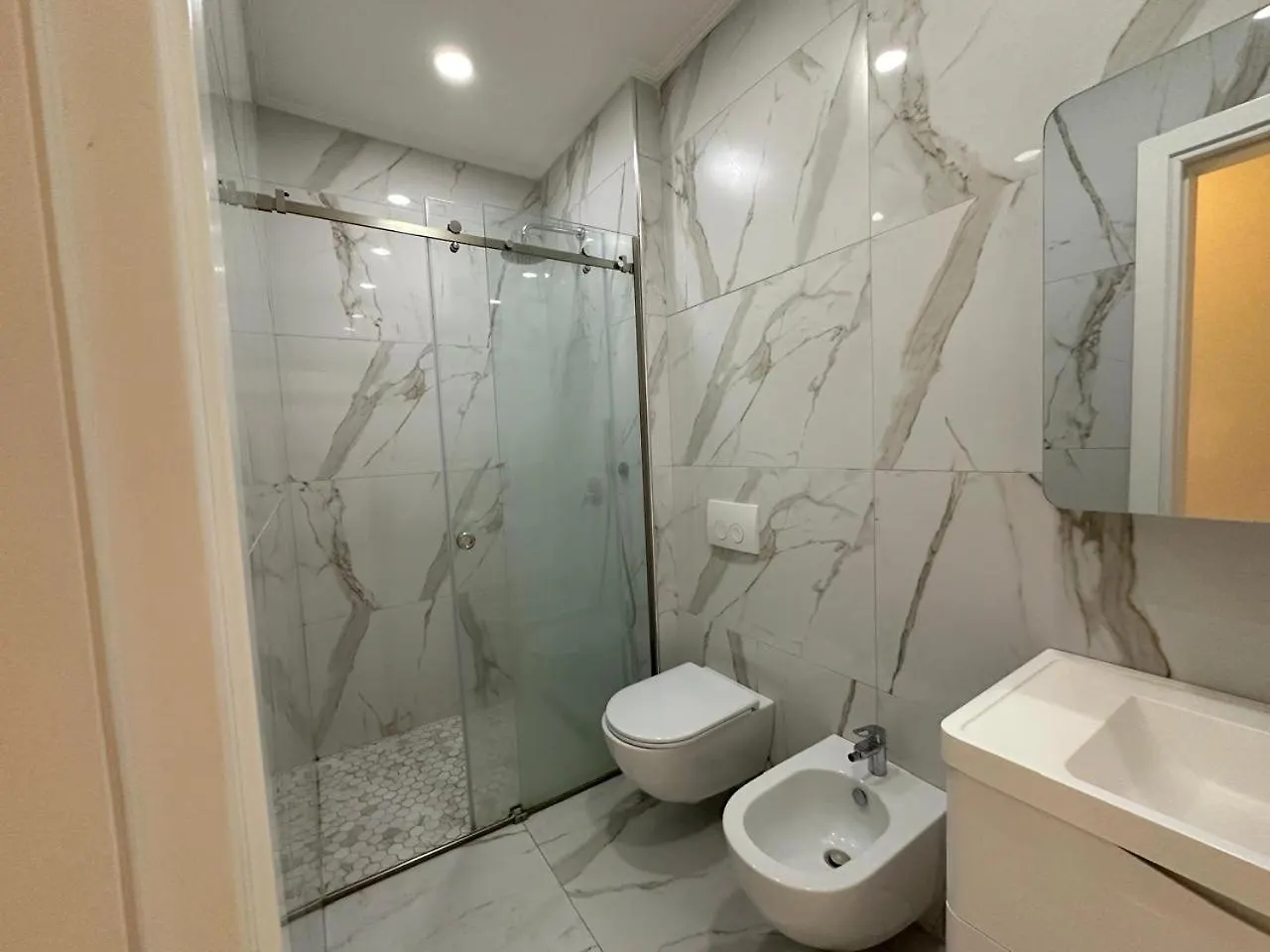 Clover Home Tirana 0*,